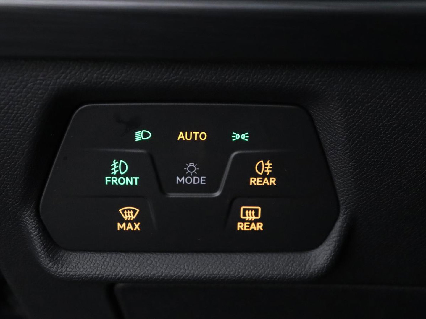 CUPRA Leon 1.4 eHybrid VZ | SOH 93,4% | Stoelverwarming | Trekhaak | Adaptive cruise | Carplay | Navigatie | Sfeerverlichting | Stuurverwarming | 19'' | Parkeerhulp | Climate control | Half leder | Sportstoelen | PHEV | Plug In