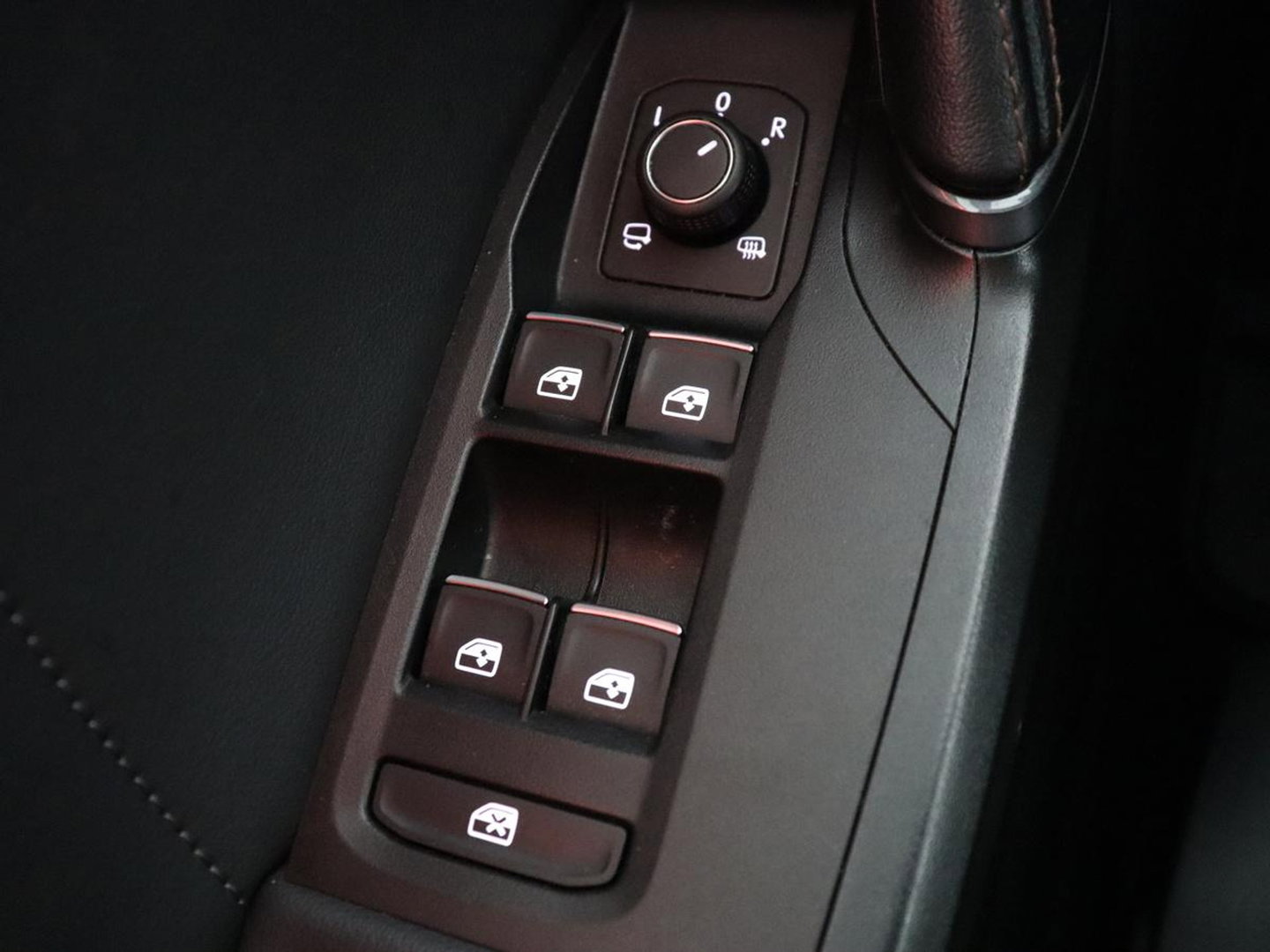 CUPRA Leon 1.4 eHybrid VZ | SOH 93,4% | Stoelverwarming | Trekhaak | Adaptive cruise | Carplay | Navigatie | Sfeerverlichting | Stuurverwarming | 19'' | Parkeerhulp | Climate control | Half leder | Sportstoelen | PHEV | Plug In