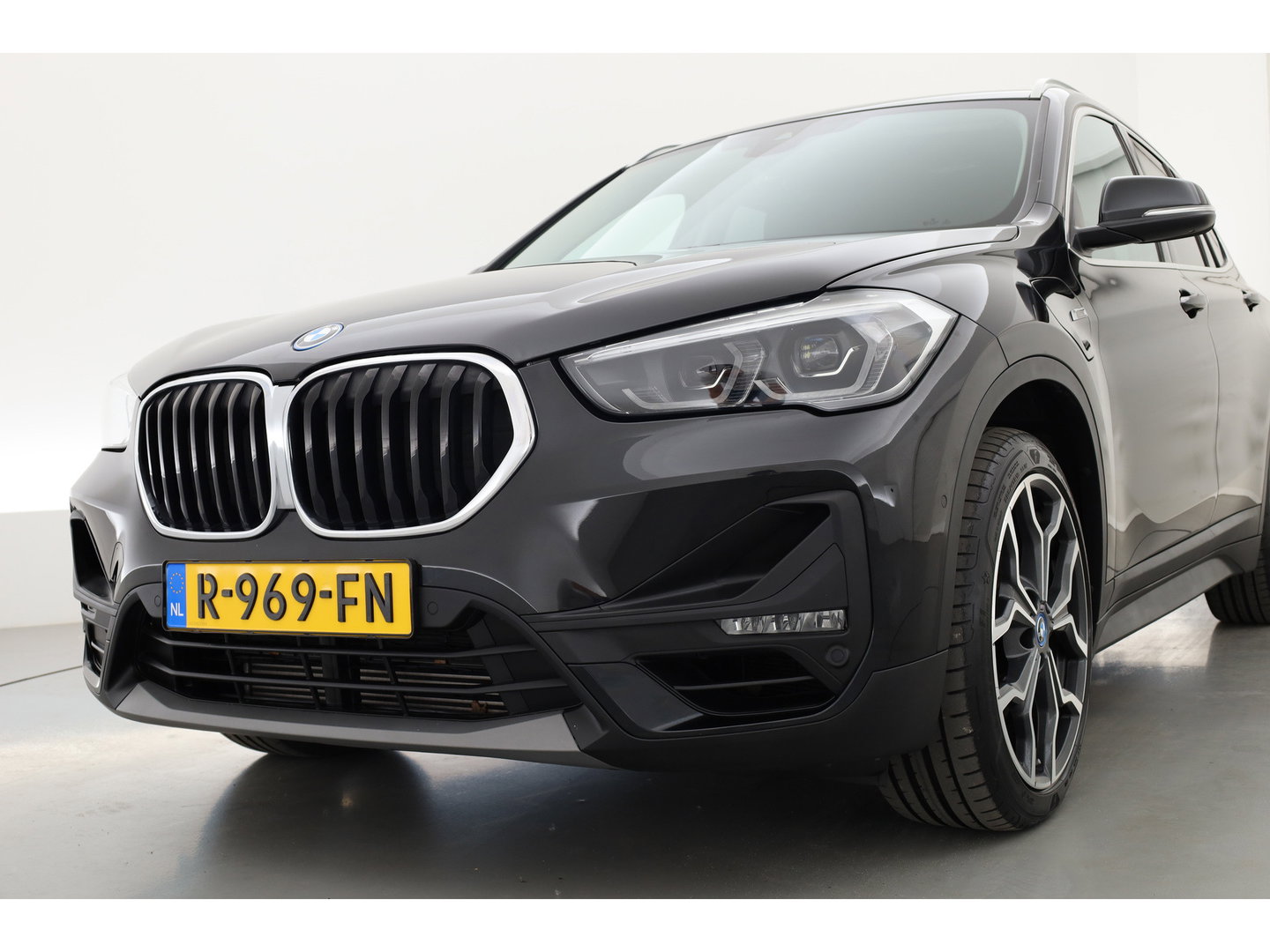 BMW X1 xDrive25e High Executive | Afn. Trekhaak | Navi | Camera | Cruis Ctrl. | Elek. Achterklep | 19''