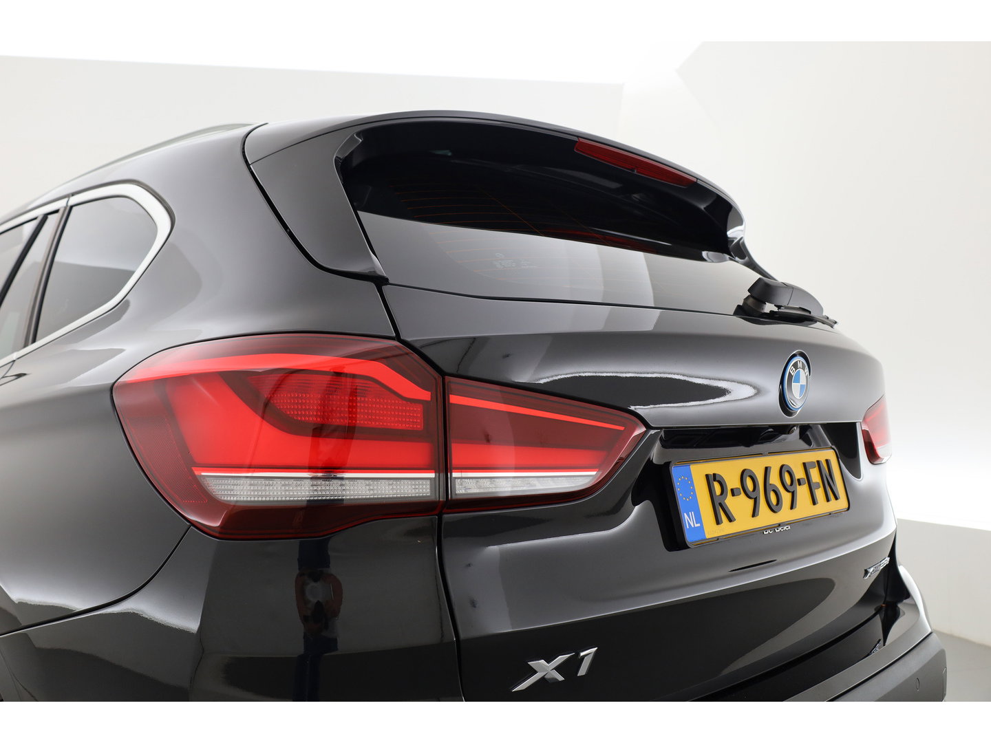 BMW X1 xDrive25e High Executive | Afn. Trekhaak | Navi | Camera | Cruis Ctrl. | Elek. Achterklep | 19''