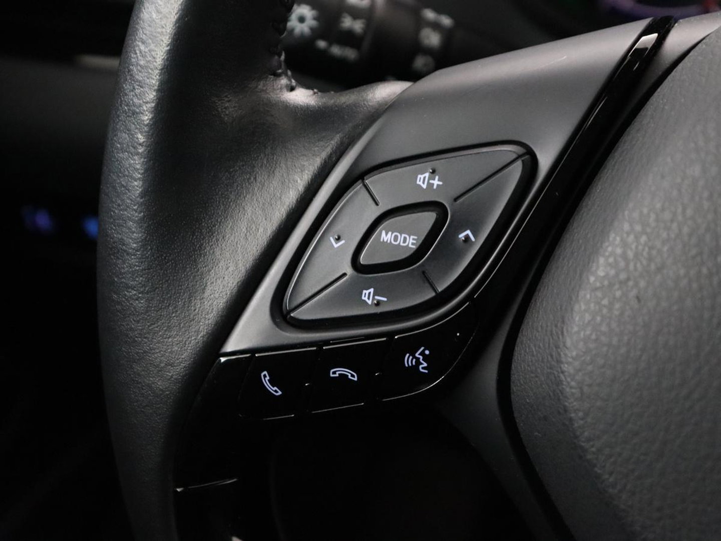 Toyota C-HR 2.0 Hybrid First Edition | Stoelverwarming | Adaptive cruise | Camera | Carplay | JBL Sound | Keyless | Full LED | Navigatie | Dodehoek detectie | Climate control | Bluetooth