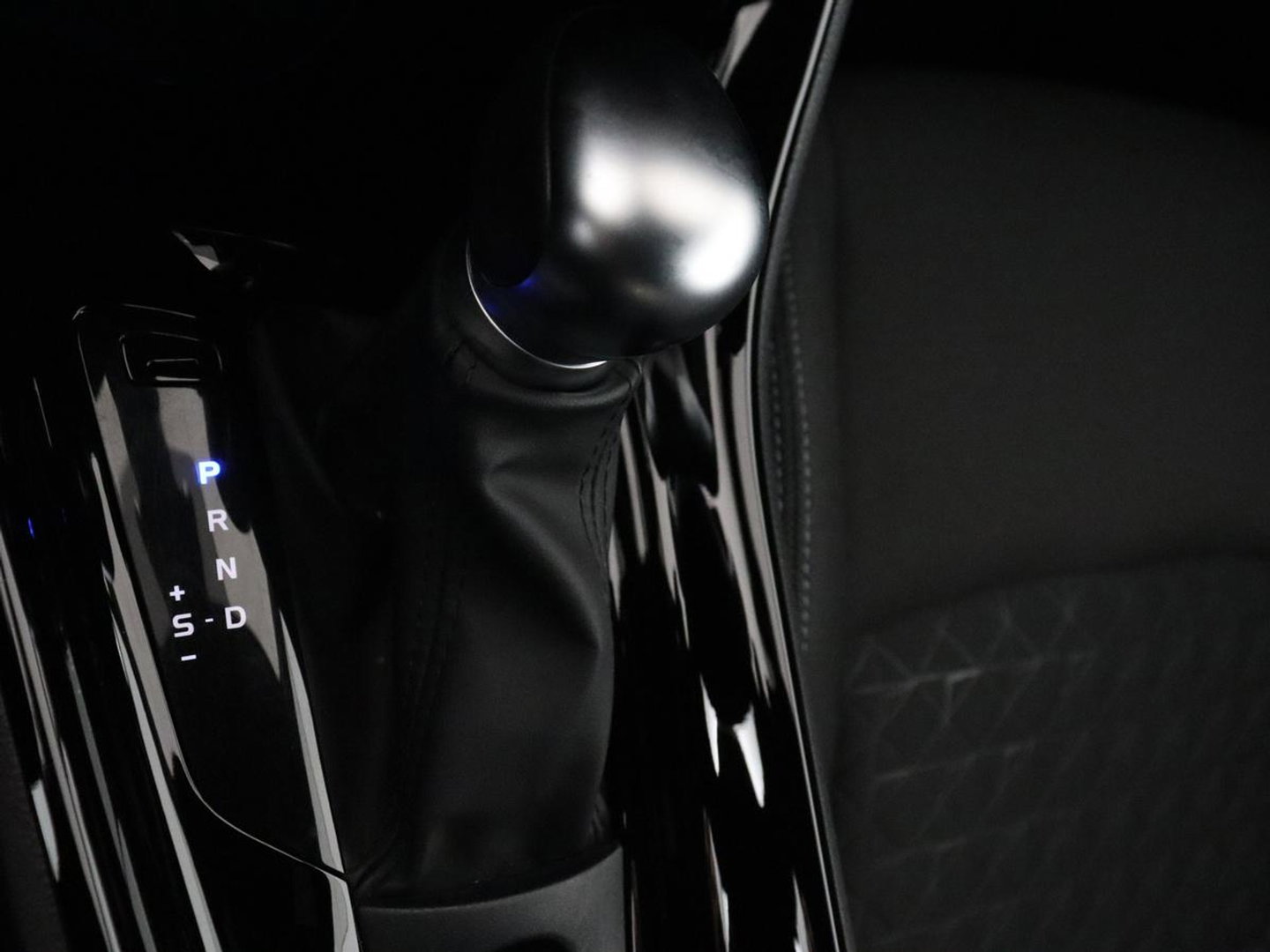 Toyota C-HR 2.0 Hybrid First Edition | Stoelverwarming | Adaptive cruise | Camera | Carplay | JBL Sound | Keyless | Full LED | Navigatie | Dodehoek detectie | Climate control | Bluetooth