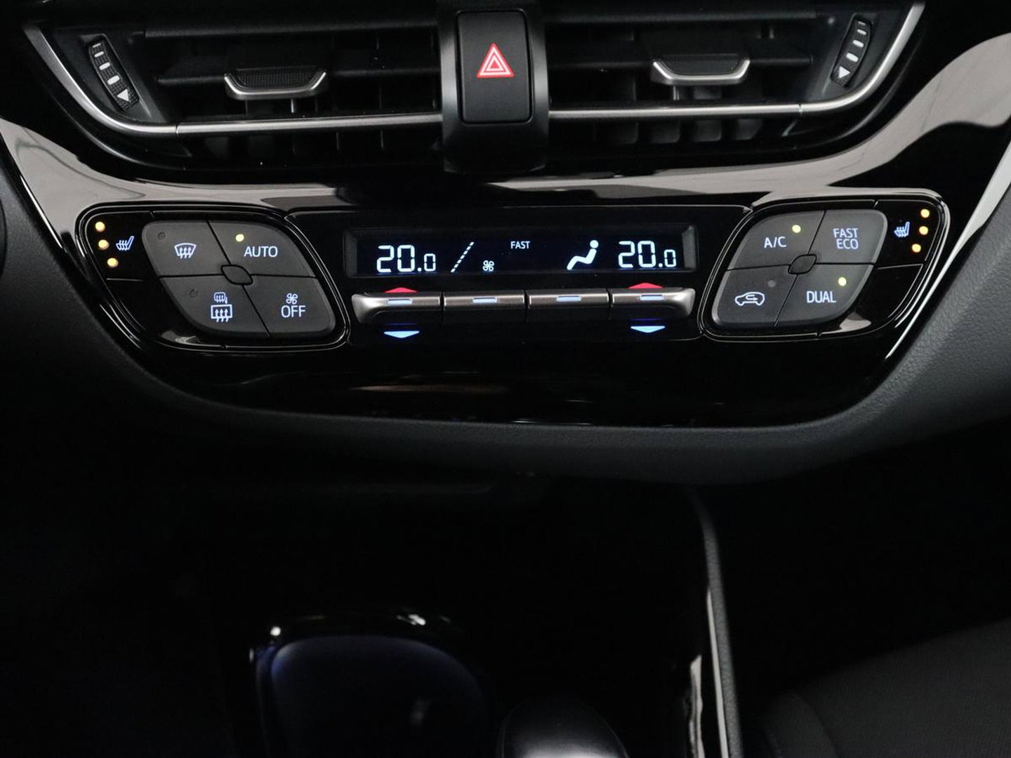 Toyota C-HR 2.0 Hybrid First Edition | Stoelverwarming | Adaptive cruise | Camera | Carplay | JBL Sound | Keyless | Full LED | Navigatie | Dodehoek detectie | Climate control | Bluetooth