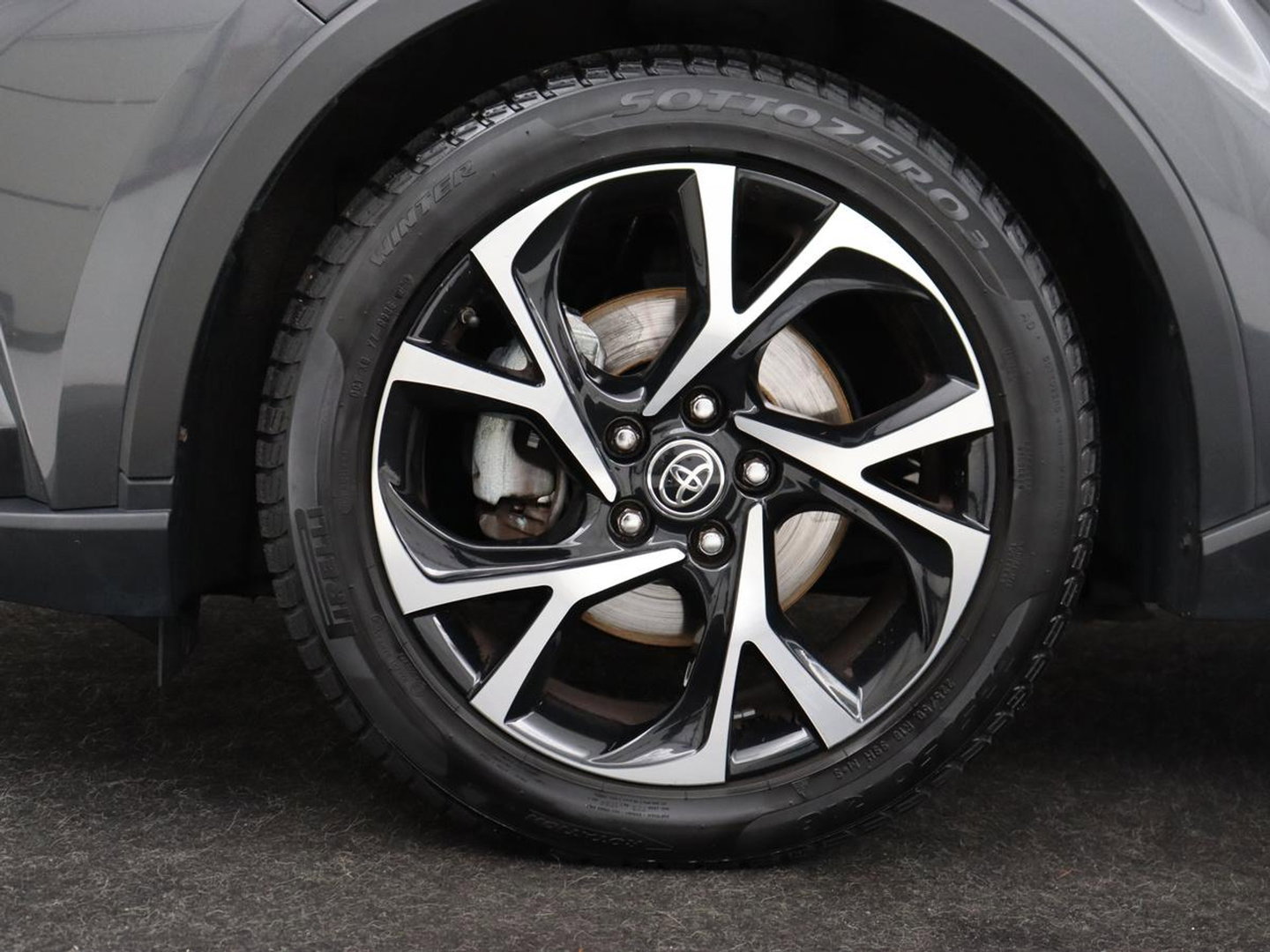 Toyota C-HR 2.0 Hybrid First Edition | Stoelverwarming | Adaptive cruise | Camera | Carplay | JBL Sound | Keyless | Full LED | Navigatie | Dodehoek detectie | Climate control | Bluetooth