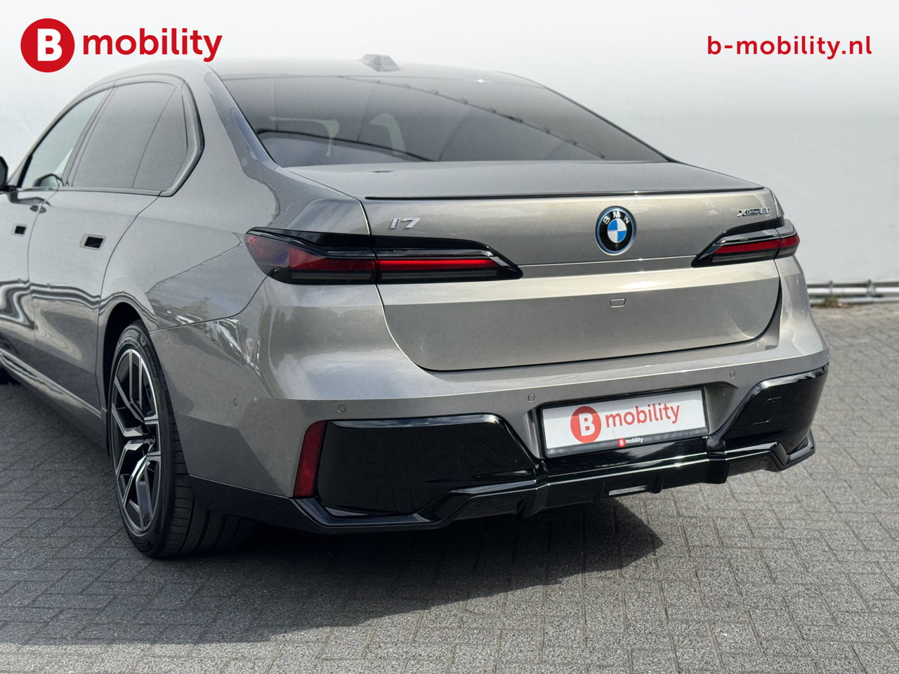 BMW i7