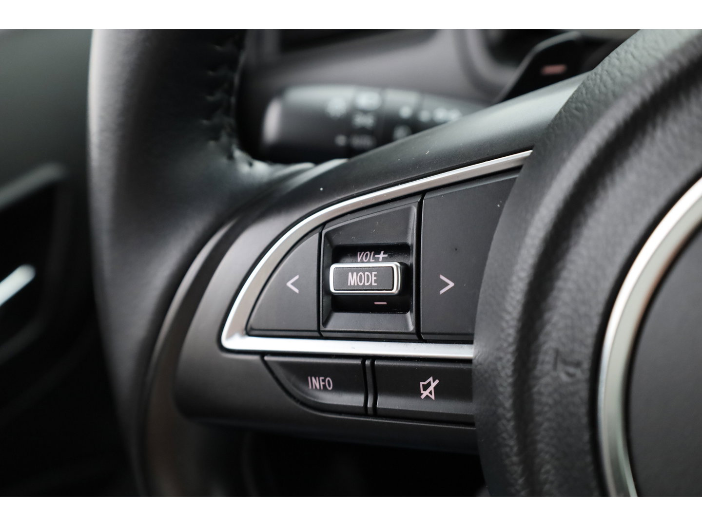 Suzuki Swift 1.2 Style Smart Hybrid | Navi | Adapt. Cruise | Camera | Dodehoekdet. | Apple CaRPlay | Keyless | Stoelverw.