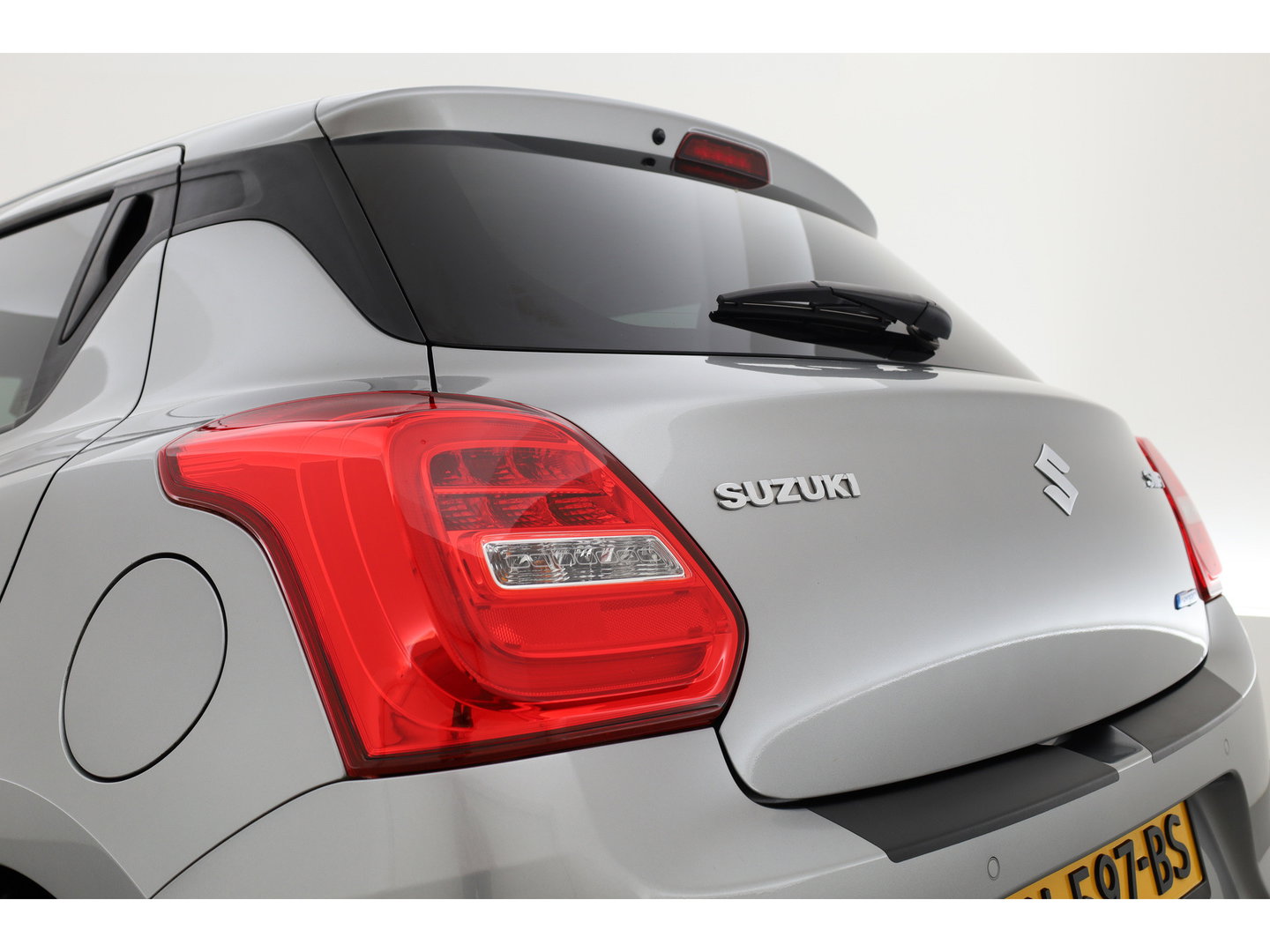 Suzuki Swift 1.2 Style Smart Hybrid | Navi | Adapt. Cruise | Camera | Dodehoekdet. | Apple CaRPlay | Keyless | Stoelverw.