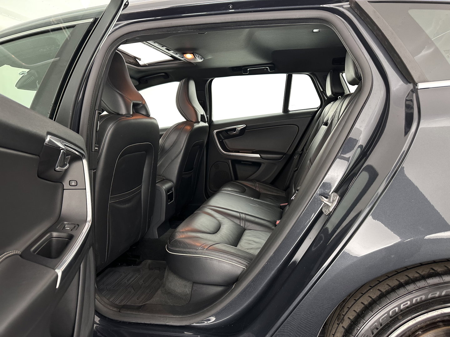 Volvo V60 2.4 D6 Twin Engine R-Design ⚠️Aircopomp Defect⚠️ (Plug-In) *PANO | LEATHER | HEATED-SPORTSEATS | XENON | ADAPTIVE-CRUISE | BLINDSPOT | NAVI-FULLMAP | PRIVACY-GLASS | ECC | MEMORY-PACK | PDC | CRUISE | 18''ALU*