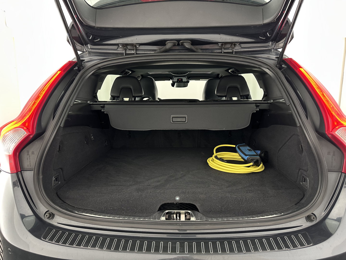 Volvo V60 2.4 D6 Twin Engine R-Design ⚠️Aircopomp Defect⚠️ (Plug-In) *PANO | LEATHER | HEATED-SPORTSEATS | XENON | ADAPTIVE-CRUISE | BLINDSPOT | NAVI-FULLMAP | PRIVACY-GLASS | ECC | MEMORY-PACK | PDC | CRUISE | 18''ALU*