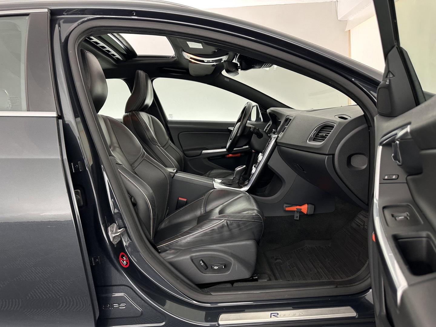 Volvo V60 2.4 D6 Twin Engine R-Design ⚠️Aircopomp Defect⚠️ (Plug-In) *PANO | LEATHER | HEATED-SPORTSEATS | XENON | ADAPTIVE-CRUISE | BLINDSPOT | NAVI-FULLMAP | PRIVACY-GLASS | ECC | MEMORY-PACK | PDC | CRUISE | 18''ALU*