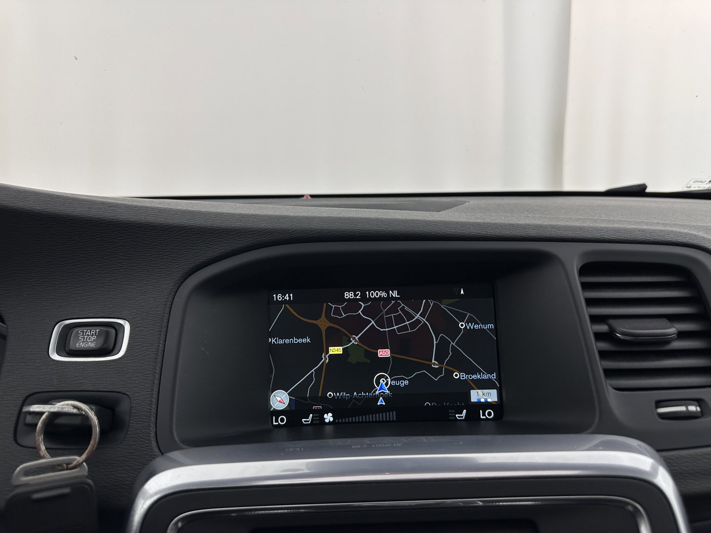 Volvo V60 2.4 D6 Twin Engine R-Design ⚠️Aircopomp Defect⚠️ (Plug-In) *PANO | LEATHER | HEATED-SPORTSEATS | XENON | ADAPTIVE-CRUISE | BLINDSPOT | NAVI-FULLMAP | PRIVACY-GLASS | ECC | MEMORY-PACK | PDC | CRUISE | 18''ALU*