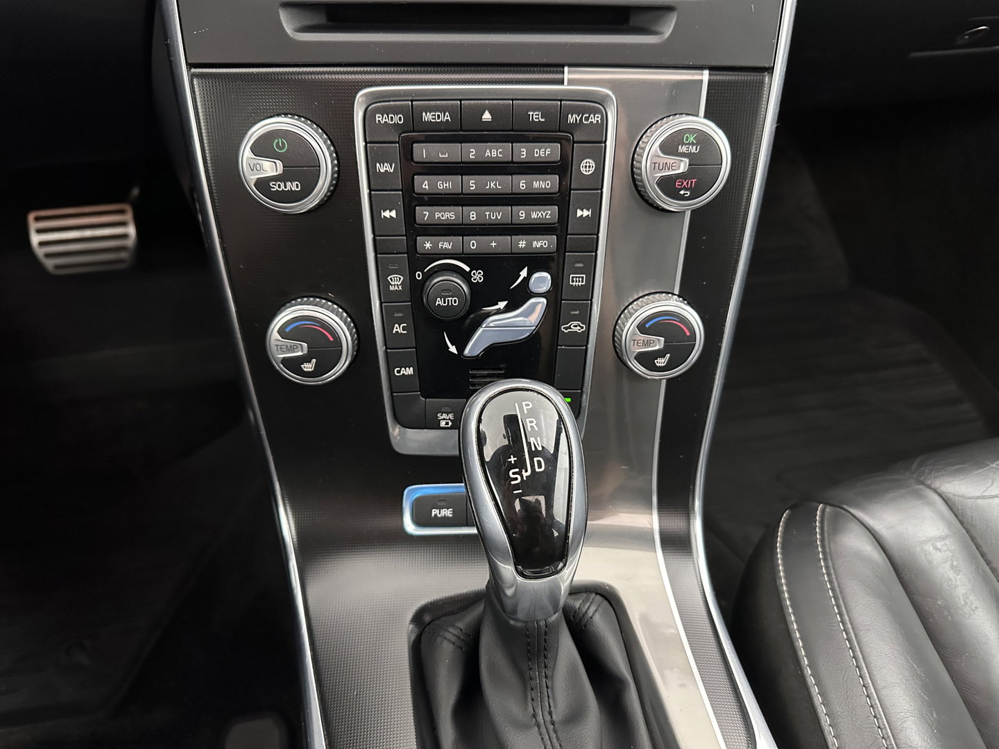 Volvo V60 2.4 D6 Twin Engine R-Design ⚠️Aircopomp Defect⚠️ (Plug-In) *PANO | LEATHER | HEATED-SPORTSEATS | XENON | ADAPTIVE-CRUISE | BLINDSPOT | NAVI-FULLMAP | PRIVACY-GLASS | ECC | MEMORY-PACK | PDC | CRUISE | 18''ALU*