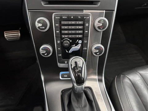 Volvo V60 2.4 D6 Twin Engine R-Design ⚠️Aircopomp Defect⚠️ (Plug-In) *PANO | LEATHER | HEATED-SPORTSEATS | XENON | ADAPTIVE-CRUISE | BLINDSPOT | NAVI-FULLMAP | PRIVACY-GLASS | ECC | MEMORY-PACK | PDC | CRUISE | 18''ALU*