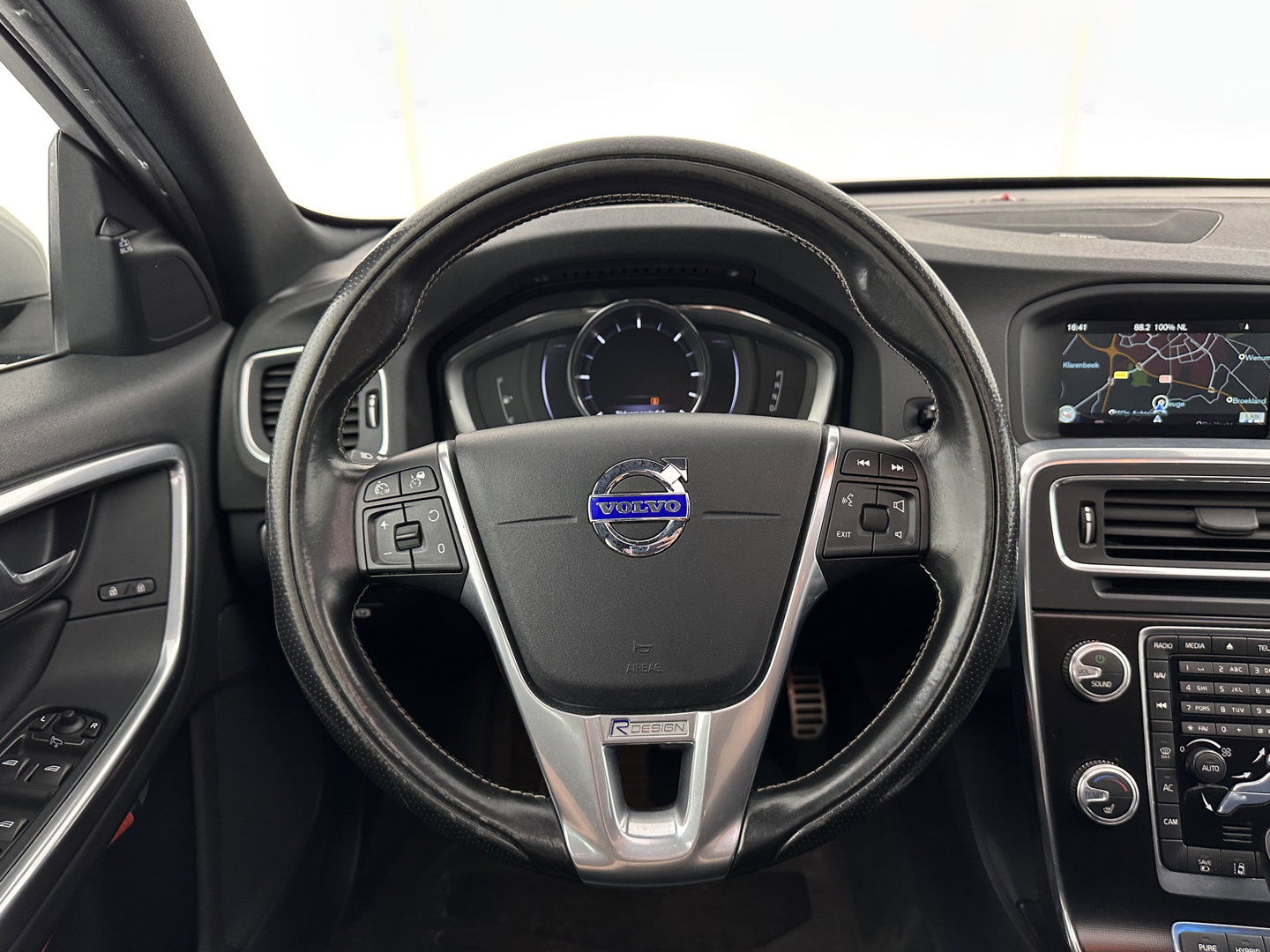 Volvo V60 2.4 D6 Twin Engine R-Design ⚠️Aircopomp Defect⚠️ (Plug-In) *PANO | LEATHER | HEATED-SPORTSEATS | XENON | ADAPTIVE-CRUISE | BLINDSPOT | NAVI-FULLMAP | PRIVACY-GLASS | ECC | MEMORY-PACK | PDC | CRUISE | 18''ALU*