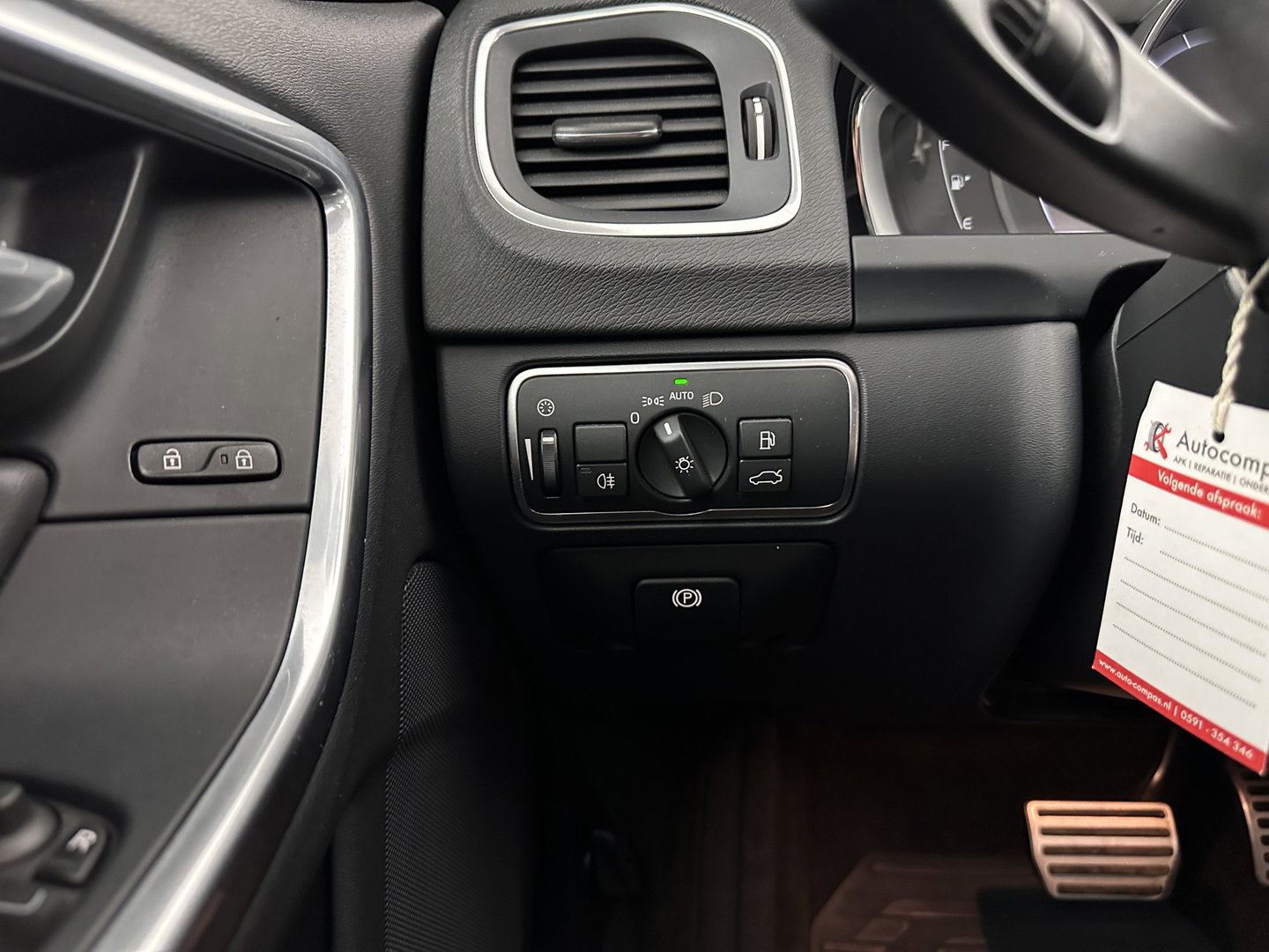 Volvo V60 2.4 D6 Twin Engine R-Design ⚠️Aircopomp Defect⚠️ (Plug-In) *PANO | LEATHER | HEATED-SPORTSEATS | XENON | ADAPTIVE-CRUISE | BLINDSPOT | NAVI-FULLMAP | PRIVACY-GLASS | ECC | MEMORY-PACK | PDC | CRUISE | 18''ALU*