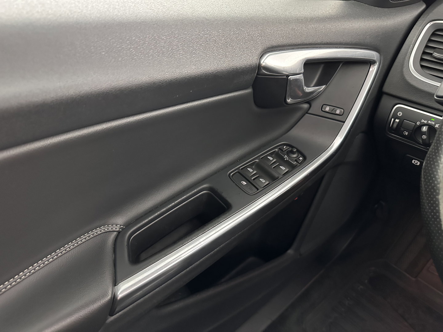 Volvo V60 2.4 D6 Twin Engine R-Design ⚠️Aircopomp Defect⚠️ (Plug-In) *PANO | LEATHER | HEATED-SPORTSEATS | XENON | ADAPTIVE-CRUISE | BLINDSPOT | NAVI-FULLMAP | PRIVACY-GLASS | ECC | MEMORY-PACK | PDC | CRUISE | 18''ALU*