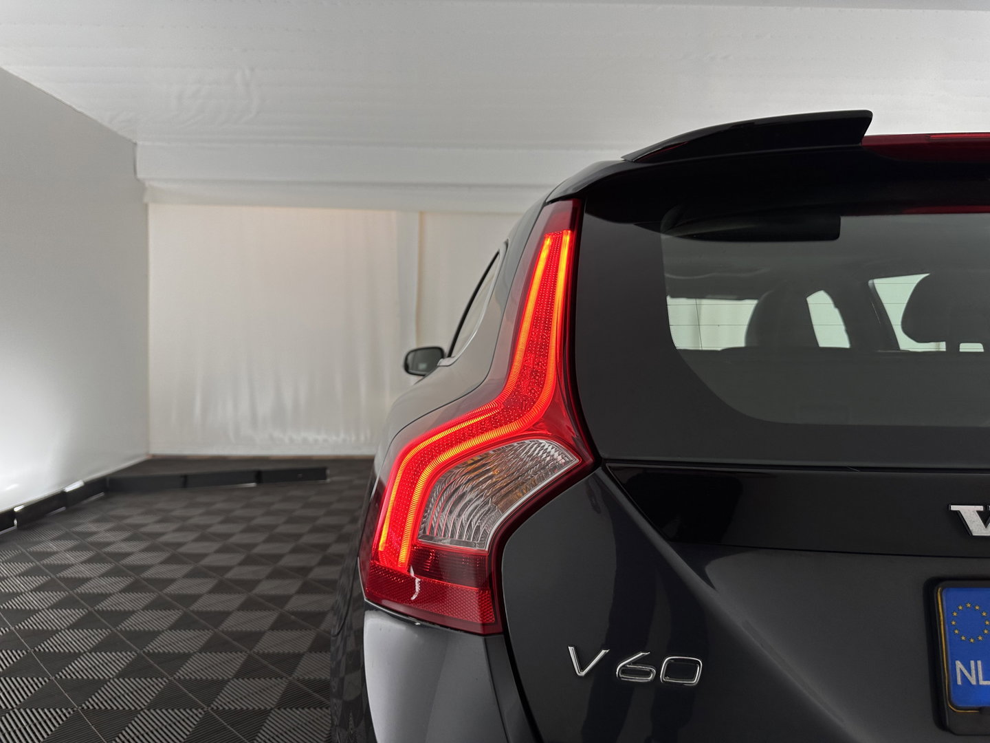 Volvo V60 2.4 D6 Twin Engine R-Design ⚠️Aircopomp Defect⚠️ (Plug-In) *PANO | LEATHER | HEATED-SPORTSEATS | XENON | ADAPTIVE-CRUISE | BLINDSPOT | NAVI-FULLMAP | PRIVACY-GLASS | ECC | MEMORY-PACK | PDC | CRUISE | 18''ALU*