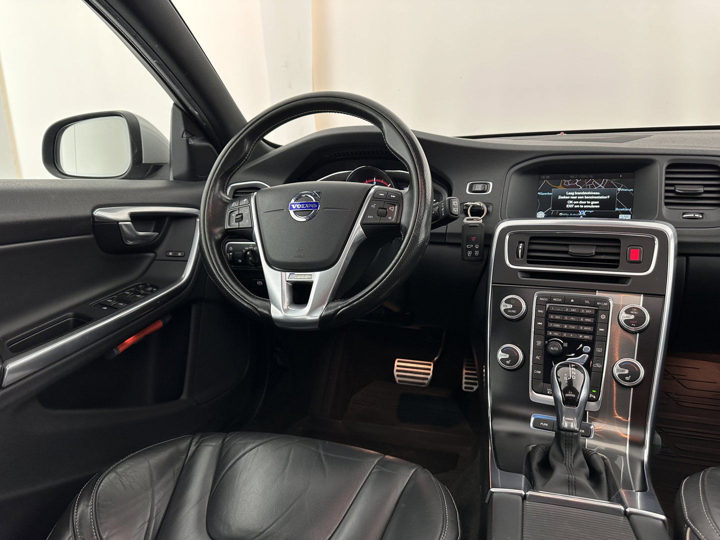 Volvo V60 2.4 D6 Twin Engine R-Design ⚠️Aircopomp Defect⚠️ (Plug-In) *PANO | LEATHER | HEATED-SPORTSEATS | XENON | ADAPTIVE-CRUISE | BLINDSPOT | NAVI-FULLMAP | PRIVACY-GLASS | ECC | MEMORY-PACK | PDC | CRUISE | 18''ALU*