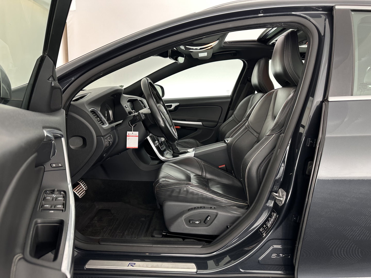 Volvo V60 2.4 D6 Twin Engine R-Design ⚠️Aircopomp Defect⚠️ (Plug-In) *PANO | LEATHER | HEATED-SPORTSEATS | XENON | ADAPTIVE-CRUISE | BLINDSPOT | NAVI-FULLMAP | PRIVACY-GLASS | ECC | MEMORY-PACK | PDC | CRUISE | 18''ALU*