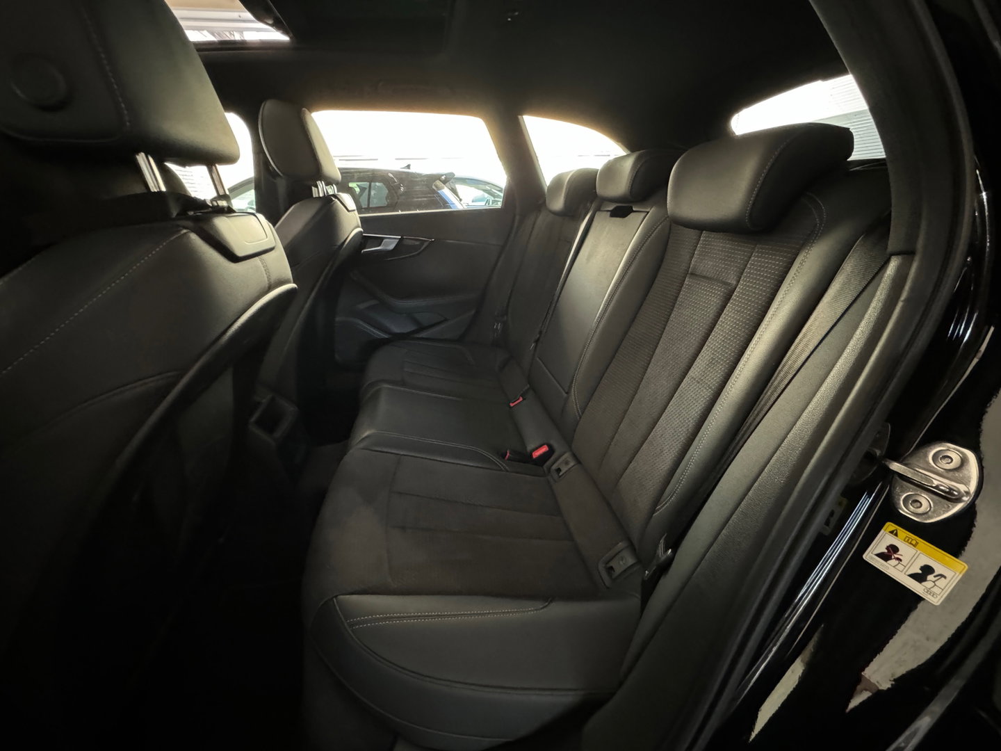 Audi A4 AVANT 40 TFSI quattro S Line Pano|Trekhaak|Sfeer|Lane