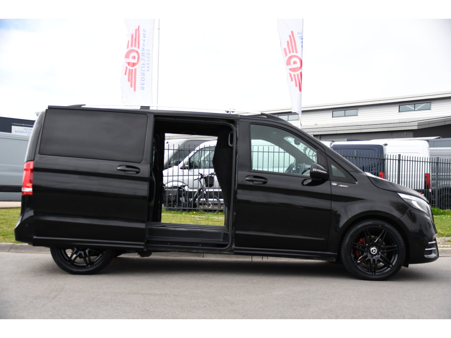 Mercedes-Benz V-Klasse 300d AMG Black Edition Camera, Cruise, Carplay, LED, 2 x Schuifdeur, 237pk, Automaat, Leder, Automaat, Multimedia, Stoelverwarming, Uniek!