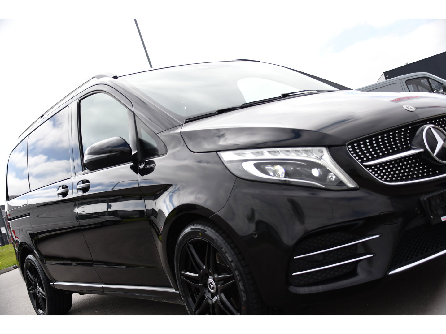 Mercedes-Benz V-Klasse 300d AMG Black Edition Camera, Cruise, Carplay, LED, 2 x Schuifdeur, 237pk, Automaat, Leder, Automaat, Multimedia, Stoelverwarming, Uniek!