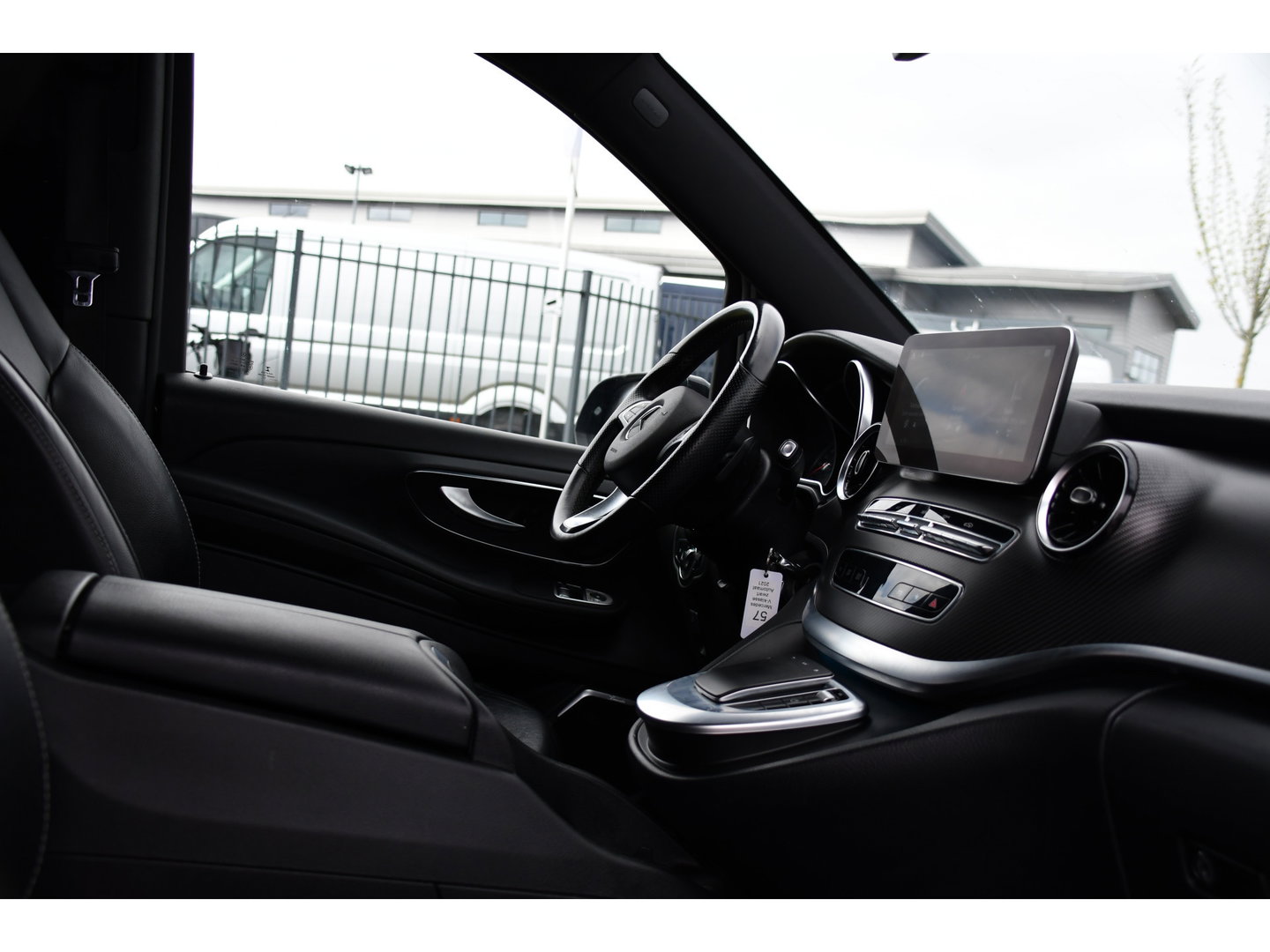 Mercedes-Benz V-Klasse 300d AMG Black Edition Camera, Cruise, Carplay, LED, 2 x Schuifdeur, 237pk, Automaat, Leder, Automaat, Multimedia, Stoelverwarming, Uniek!