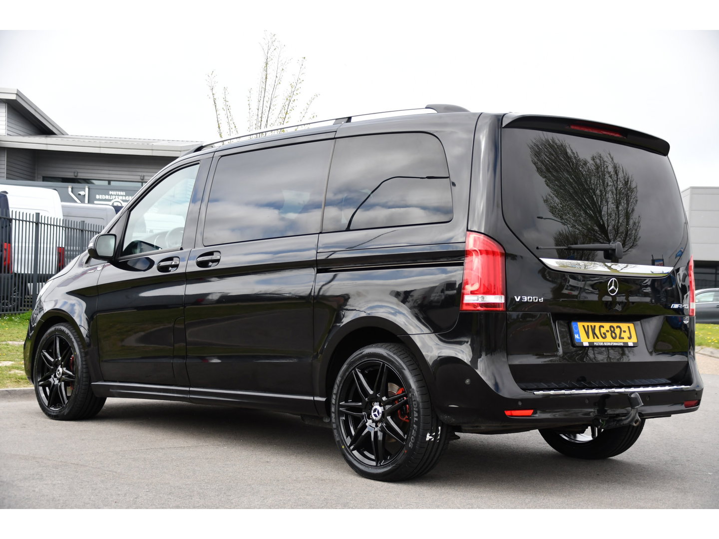 Mercedes-Benz V-Klasse 300d AMG Black Edition Camera, Cruise, Carplay, LED, 2 x Schuifdeur, 237pk, Automaat, Leder, Automaat, Multimedia, Stoelverwarming, Uniek!
