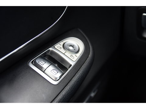 Mercedes-Benz V-Klasse 300d AMG Black Edition Camera, Cruise, Carplay, LED, 2 x Schuifdeur, 237pk, Automaat, Leder, Automaat, Multimedia, Stoelverwarming, Uniek!