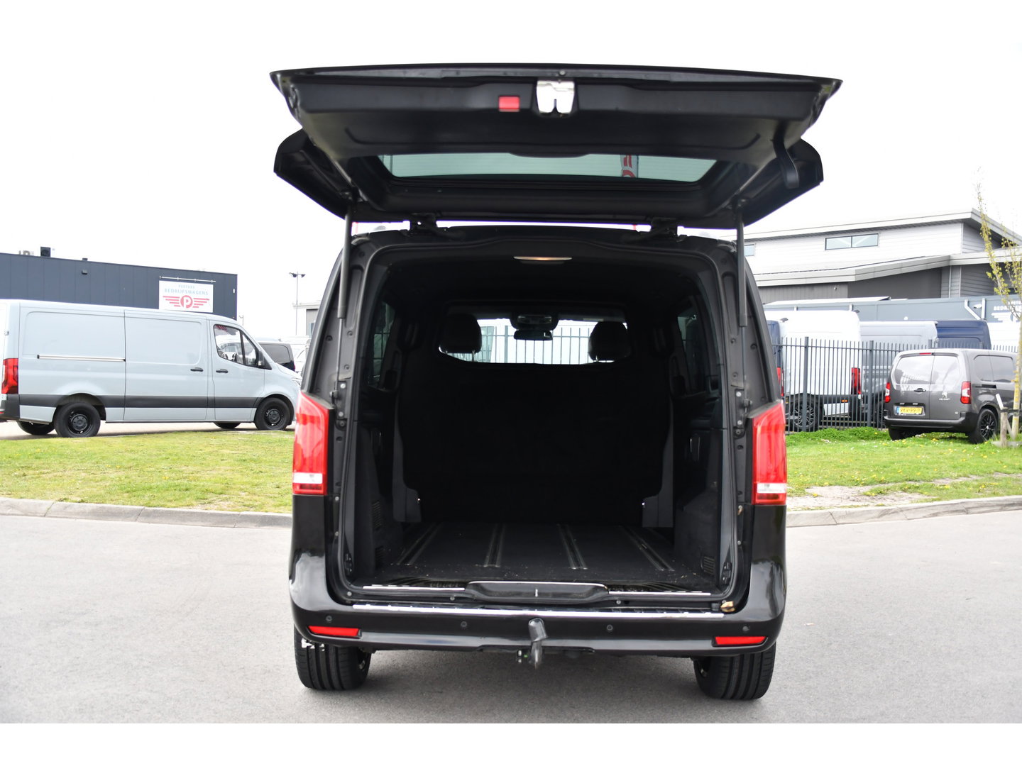 Mercedes-Benz V-Klasse 300d AMG Black Edition Camera, Cruise, Carplay, LED, 2 x Schuifdeur, 237pk, Automaat, Leder, Automaat, Multimedia, Stoelverwarming, Uniek!