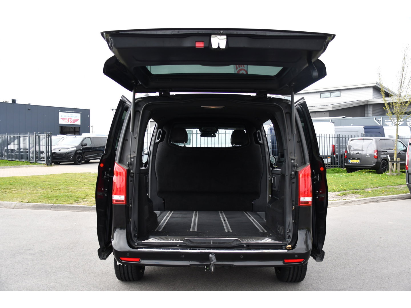 Mercedes-Benz V-Klasse 300d AMG Black Edition Camera, Cruise, Carplay, LED, 2 x Schuifdeur, 237pk, Automaat, Leder, Automaat, Multimedia, Stoelverwarming, Uniek!