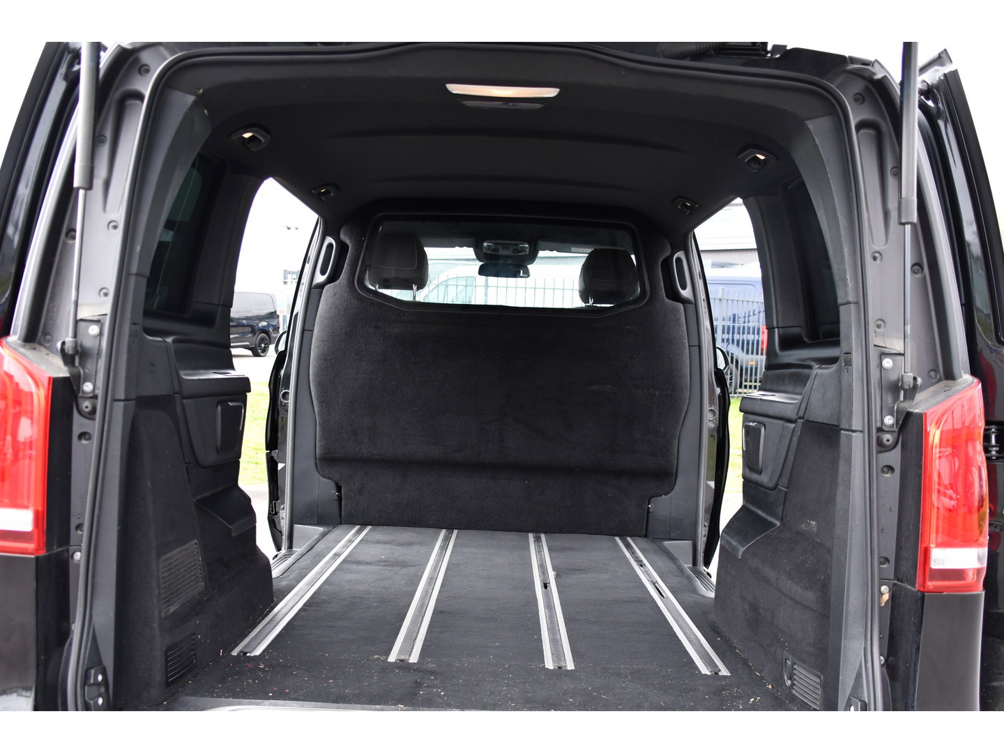 Mercedes-Benz V-Klasse 300d AMG Black Edition Camera, Cruise, Carplay, LED, 2 x Schuifdeur, 237pk, Automaat, Leder, Automaat, Multimedia, Stoelverwarming, Uniek!