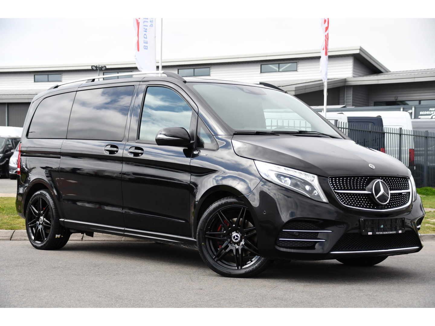 Mercedes-Benz V-Klasse 300d AMG Black Edition Camera, Cruise, Carplay, LED, 2 x Schuifdeur, 237pk, Automaat, Leder, Automaat, Multimedia, Stoelverwarming, Uniek!