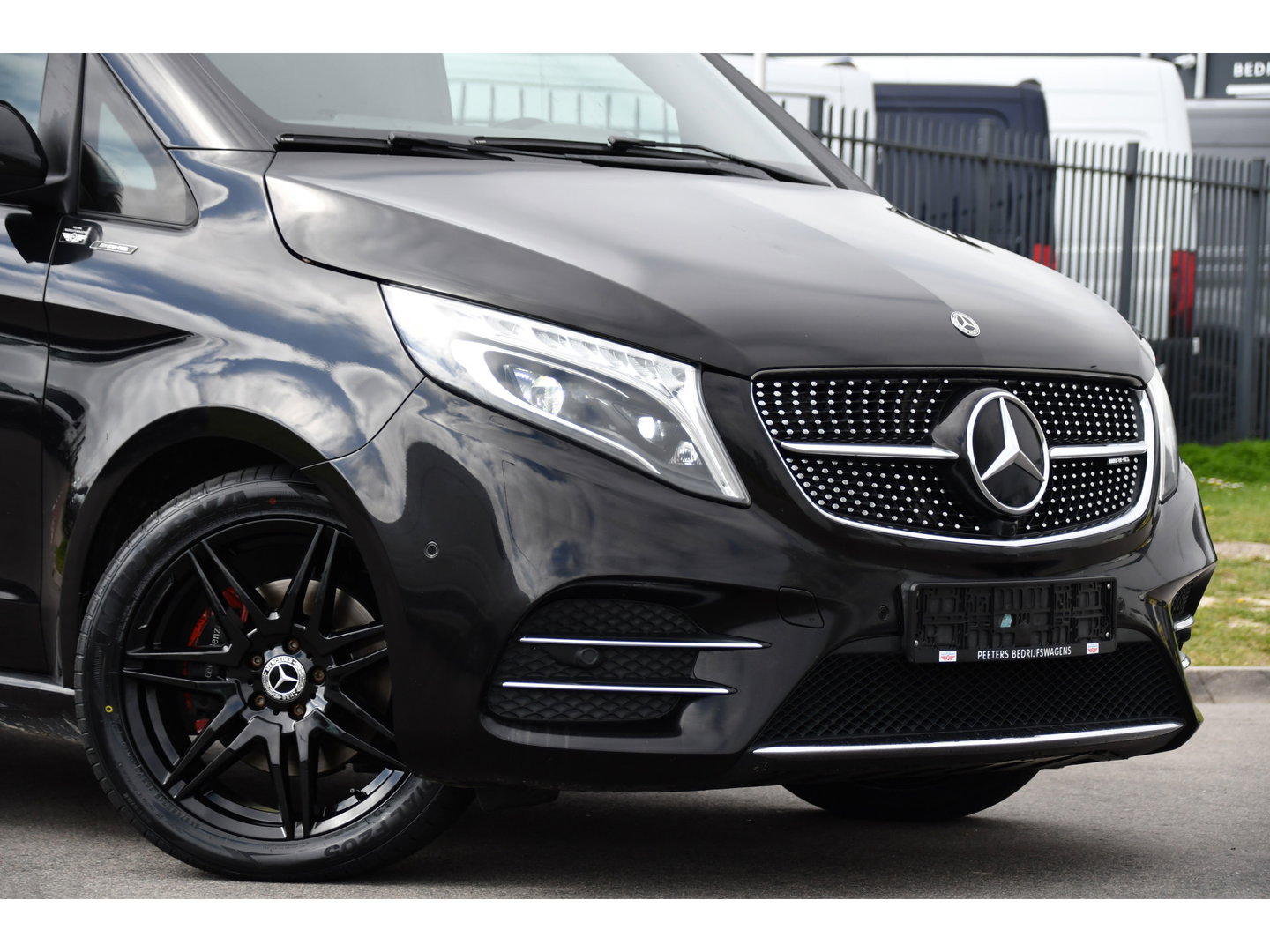 Mercedes-Benz V-Klasse 300d AMG Black Edition Camera, Cruise, Carplay, LED, 2 x Schuifdeur, 237pk, Automaat, Leder, Automaat, Multimedia, Stoelverwarming, Uniek!