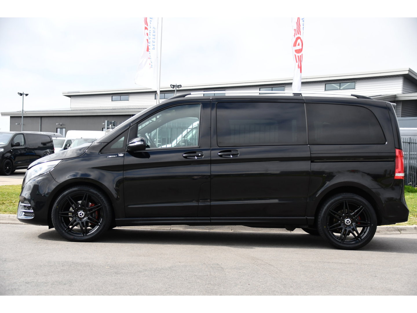 Mercedes-Benz V-Klasse 300d AMG Black Edition Camera, Cruise, Carplay, LED, 2 x Schuifdeur, 237pk, Automaat, Leder, Automaat, Multimedia, Stoelverwarming, Uniek!