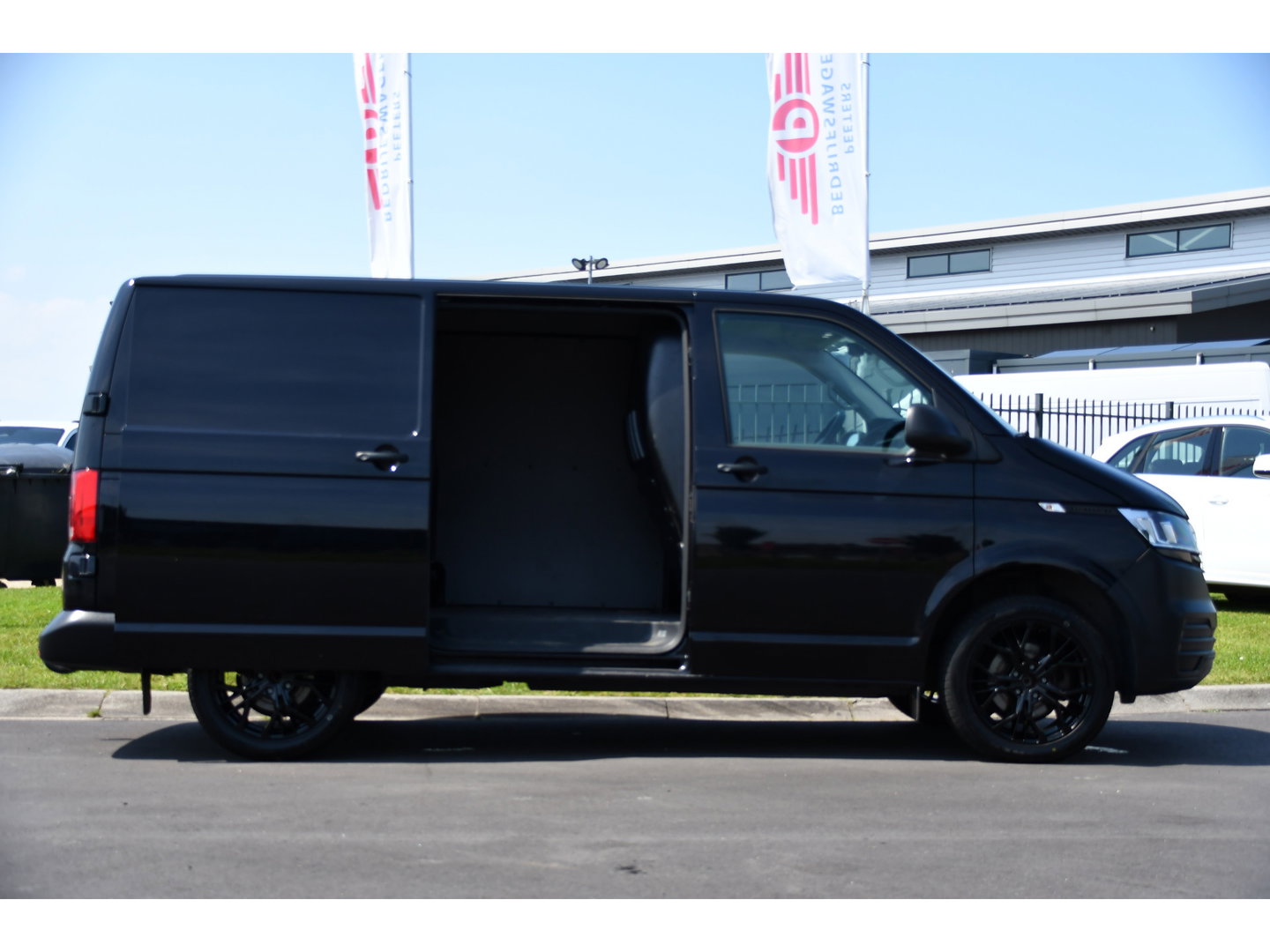Volkswagen Transporter 2.0 TDI L1H1 30 Black Edition Cruise, Carplay, 150PK, Automaat, Standkachel, Stoelverwarming, Sensoren, Trekhaak