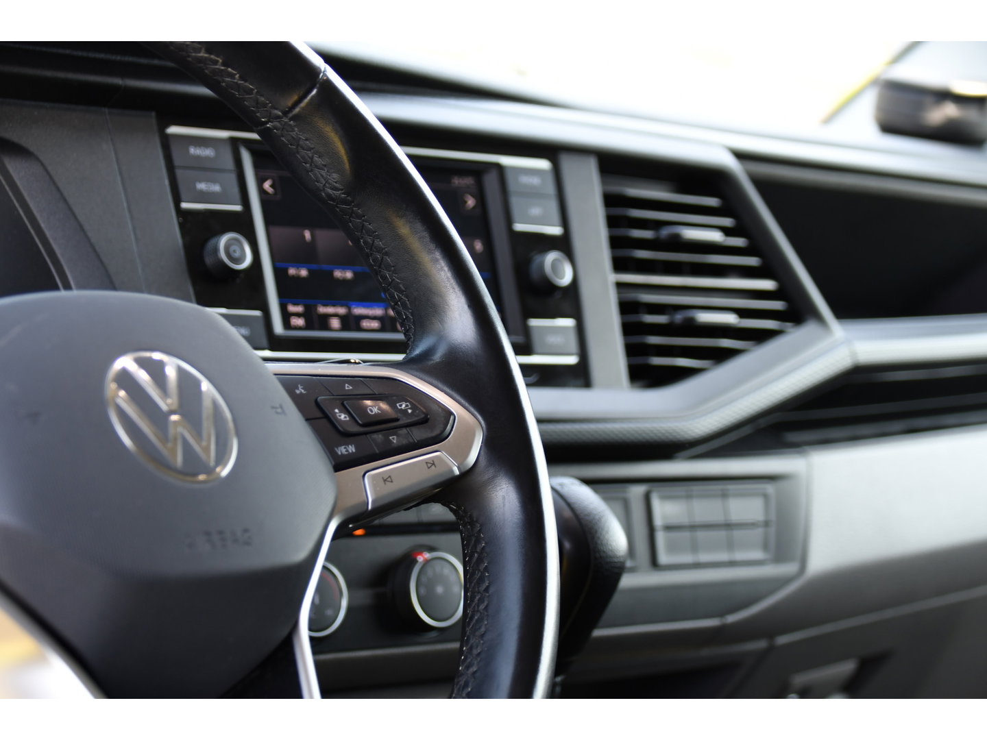 Volkswagen Transporter 2.0 TDI L1H1 30 Black Edition Cruise, Carplay, 150PK, Automaat, Standkachel, Stoelverwarming, Sensoren, Trekhaak