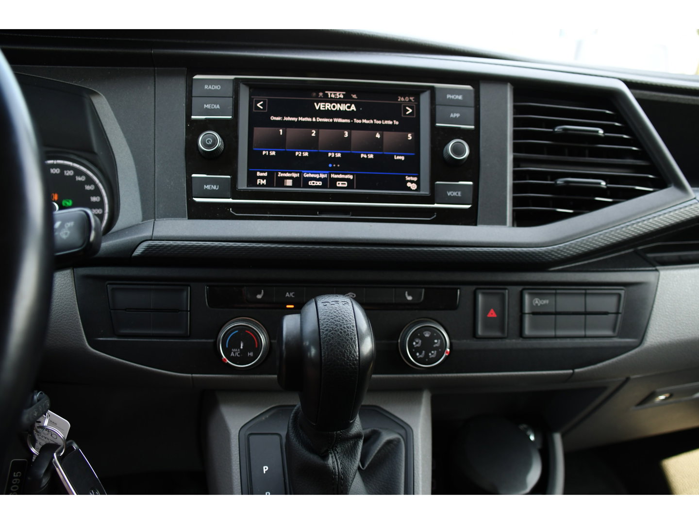Volkswagen Transporter 2.0 TDI L1H1 30 Black Edition Cruise, Carplay, 150PK, Automaat, Standkachel, Stoelverwarming, Sensoren, Trekhaak