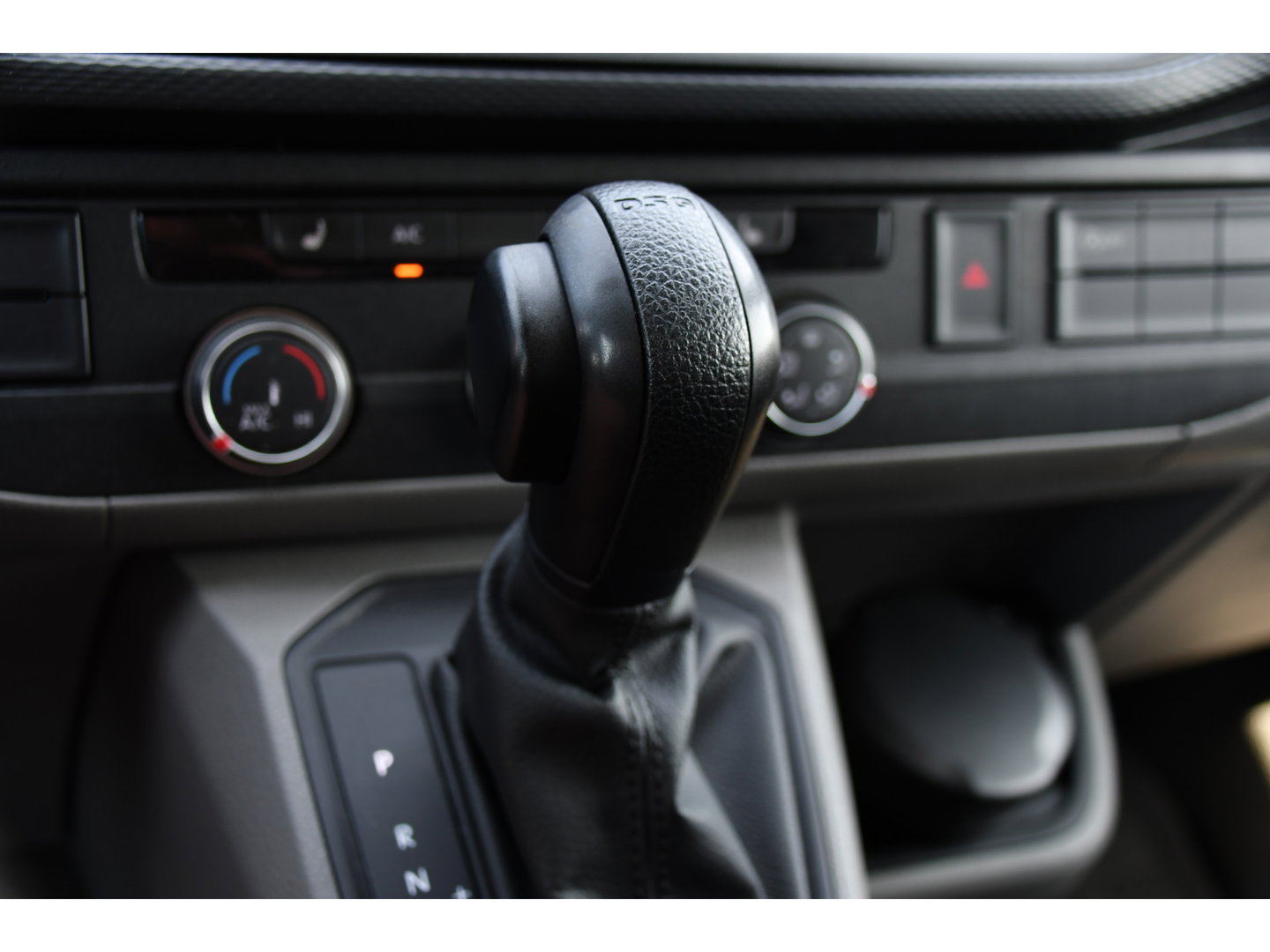 Volkswagen Transporter 2.0 TDI L1H1 30 Black Edition Cruise, Carplay, 150PK, Automaat, Standkachel, Stoelverwarming, Sensoren, Trekhaak