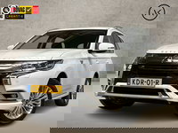 Mitsubishi Outlander - 2.4 PHEV Deluxe 225Pk Automaat (GROOT NAVI, CLIMATE, LEDER/ALCANTARA, KEYLESS, STOELVERWARMING, CAMERA, SPORTSTOELEN, GETINT GLAS, CRUISE, NIEUWSTAAT)