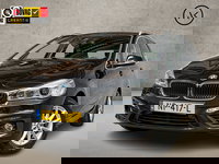 BMW 2 Serie - Active Tourer 218i High Executive Automaat (GROOT NAVI, HEAD-UP DISPLAY, CLIMATE, LEDER, STOELVERWARMING, CAMERA, SPORTSTOELEN, GETINT GLAS, CRUISE, NIEUWE APK, NIEUWSTAAT)