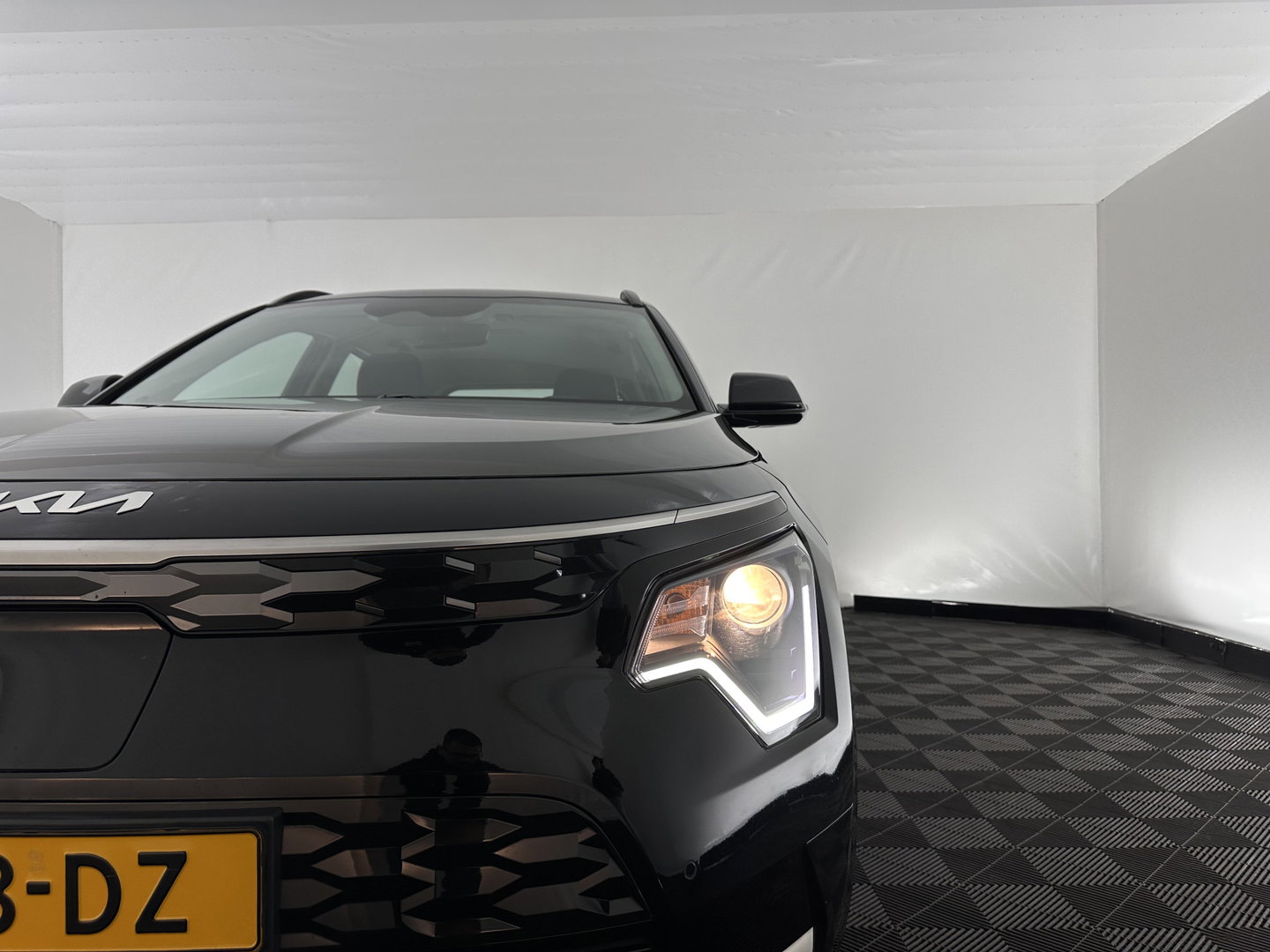 Kia Niro EV DynamicLine 64.8 kWh [ 3-Fase-11kW] {SOH-100%} (INCL-BTW) *LEATHER-FABRIC | ADAPTIVE-CRUISE | DIGI-COCKPIT | KEYLESS | CAMERA | DAB | COMFORT-SEATS | SHIFTPADDLES | ECC | PRIVACY-GLASS | PDC | 17''ALU*