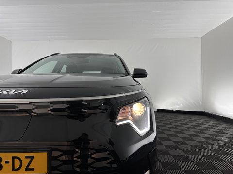 Kia Niro EV DynamicLine 64.8 kWh [ 3-Fase-11kW] {SOH-100%} (INCL-BTW) *LEATHER-FABRIC | ADAPTIVE-CRUISE | DIGI-COCKPIT | KEYLESS | CAMERA | DAB | COMFORT-SEATS | SHIFTPADDLES | ECC | PRIVACY-GLASS | PDC | 17''ALU*