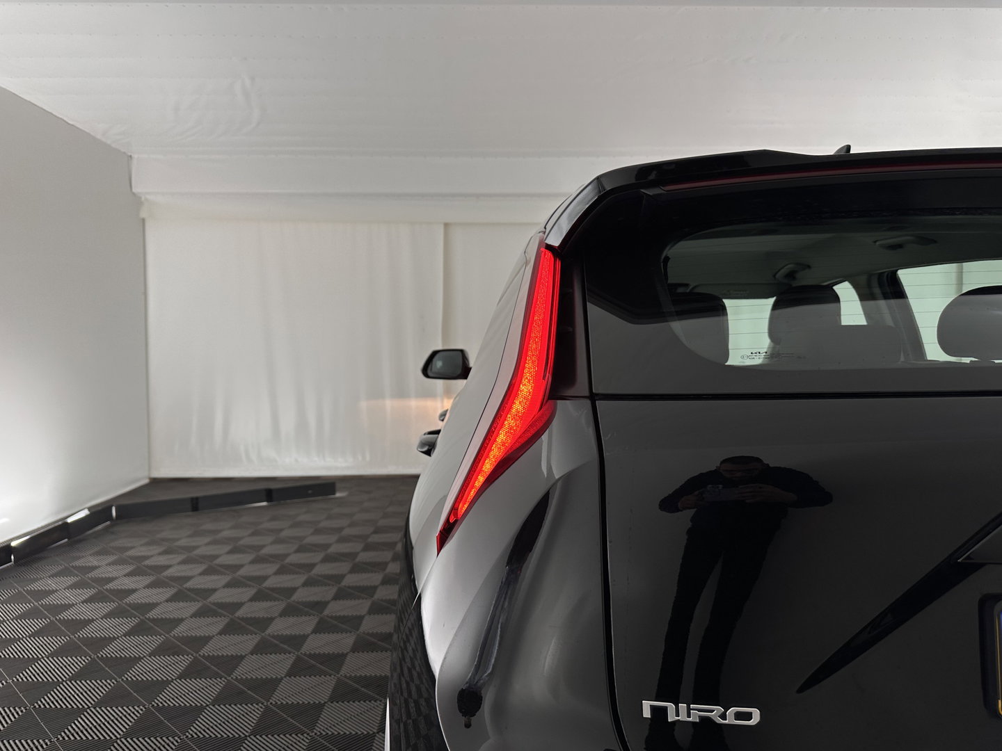 Kia Niro EV DynamicLine 64.8 kWh [ 3-Fase-11kW] {SOH-100%} (INCL-BTW) *LEATHER-FABRIC | ADAPTIVE-CRUISE | DIGI-COCKPIT | KEYLESS | CAMERA | DAB | COMFORT-SEATS | SHIFTPADDLES | ECC | PRIVACY-GLASS | PDC | 17''ALU*