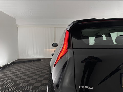 Kia Niro EV DynamicLine 64.8 kWh [ 3-Fase-11kW] {SOH-100%} (INCL-BTW) *LEATHER-FABRIC | ADAPTIVE-CRUISE | DIGI-COCKPIT | KEYLESS | CAMERA | DAB | COMFORT-SEATS | SHIFTPADDLES | ECC | PRIVACY-GLASS | PDC | 17''ALU*