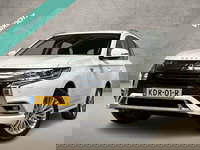 Mitsubishi Outlander - 2.4 PHEV Deluxe 225Pk Automaat (GROOT NAVI, CLIMATE, LEDER/ALCANTARA, KEYLESS, STOELVERWARMING, CAMERA, SPORTSTOELEN, GETINT GLAS, CRUISE, NIEUWSTAAT)