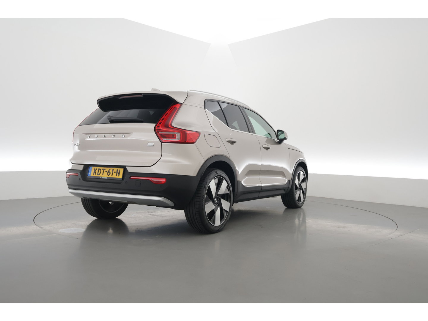 Volvo XC40 1.5 T5 Plug-in hybrid Plus Bright | Leer | ACC | Blis | 20' | H&K Audio | Memory stoelen | Achteruitrijcamera |