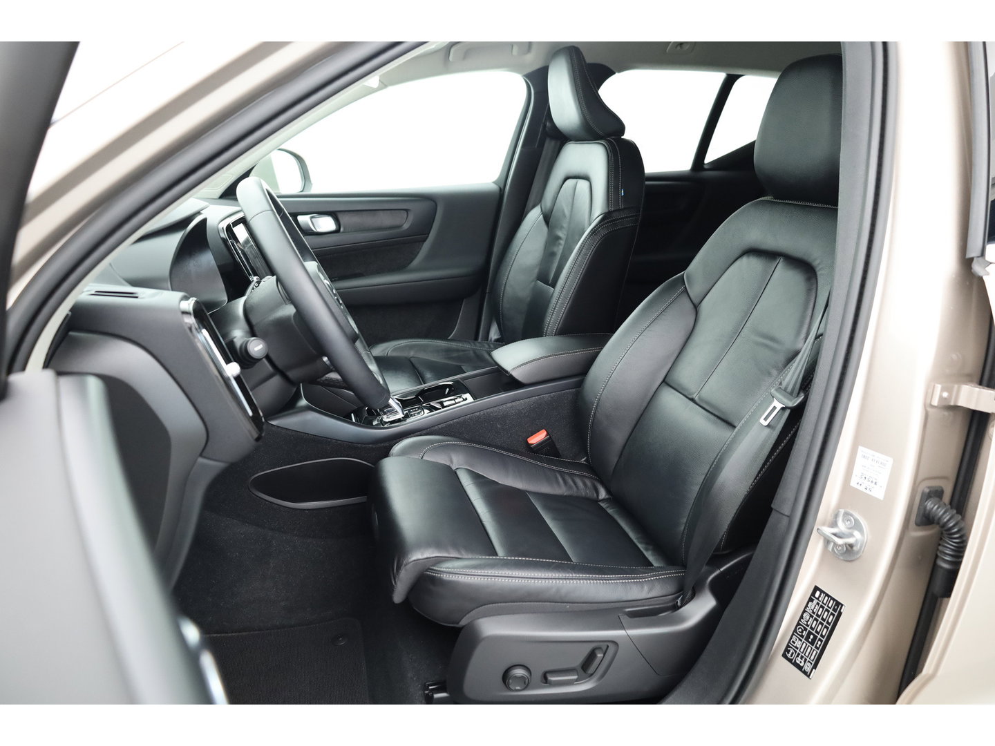 Volvo XC40 1.5 T5 Plug-in hybrid Plus Bright | Leer | ACC | Blis | 20' | H&K Audio | Memory stoelen | Achteruitrijcamera |