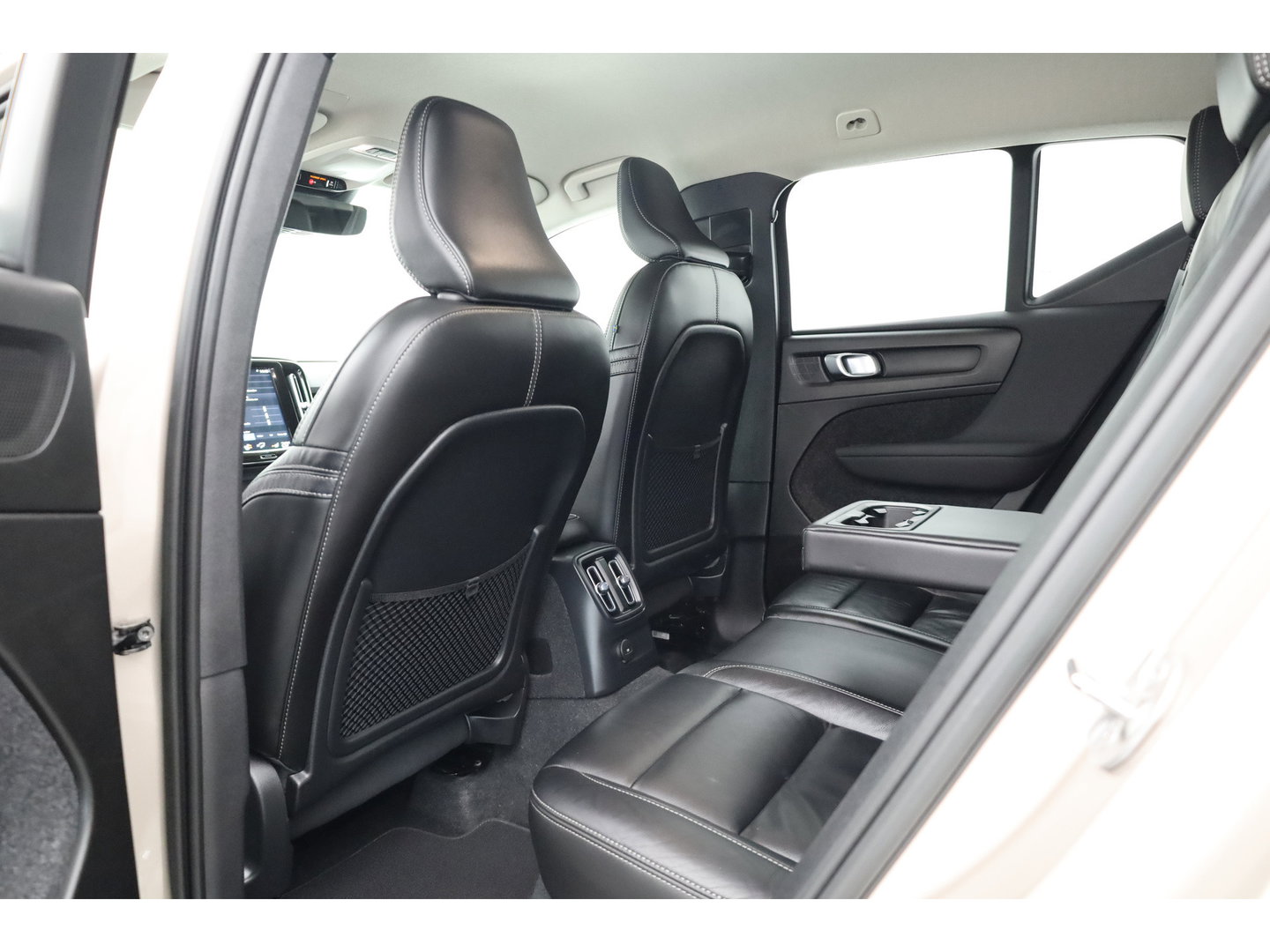 Volvo XC40 1.5 T5 Plug-in hybrid Plus Bright | Leer | ACC | Blis | 20' | H&K Audio | Memory stoelen | Achteruitrijcamera |