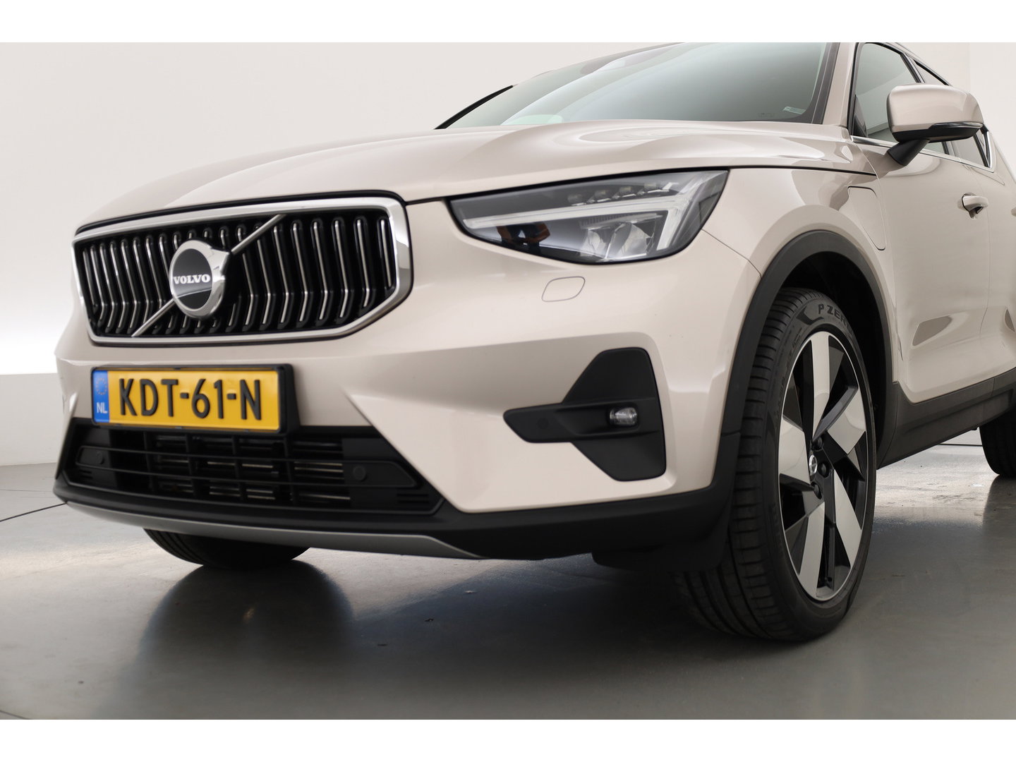 Volvo XC40 1.5 T5 Plug-in hybrid Plus Bright | Leer | ACC | Blis | 20' | H&K Audio | Memory stoelen | Achteruitrijcamera |